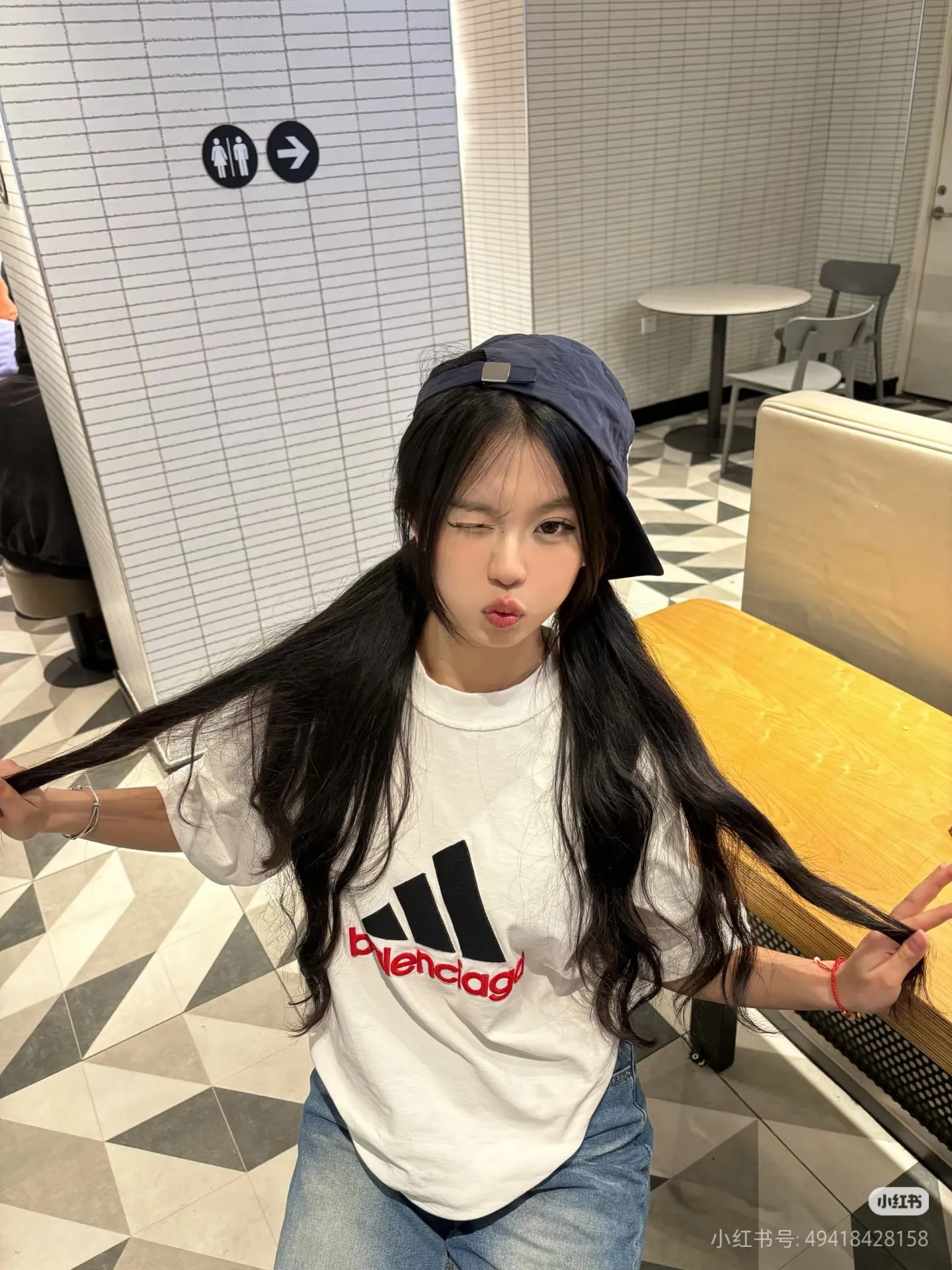 New batch number: G 805 Balenciaga × Adidas Balenciaga co-branded Adidas model Round neck short-sleeved T-shirt with Classic letter embroidery on the chest [Little Red Book Hot Sale｜Celebrity Same Style｜Co-branded triangle logo letter embroidery] 1️⃣ Made of 26 counts of 270g pure cotton double yarn fabric, soft and skin-friendly, breathable and not stuffy, Oversize loose version, covering the flesh and making you look slimmer! 2️⃣ Co-branded iconic elements, simple street yet high-end, White single color, highly recognizable, different from ordinary versions on the market 3️⃣ Seiko Quality 3 cm 12-pin foreign trade grade wiring, 1:1 customized accessories, complete three labels, complete collar label, washing label, and hangtag Color: White Men's and women's Same Style Size: S / M / L / XL ⚠️ Size recommendation: The version is a little too big. If you like the slimming effect, it is recommended to take a smaller size. The error of manual measurement is about 3cm.